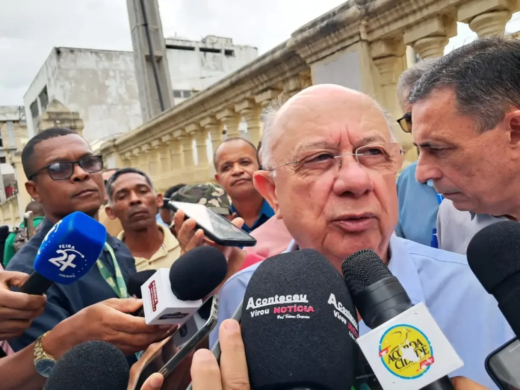 Prefeitura entrega mais cinco ônibus; coletivos vão abastecer região da Artêmia Pires, em Feira de Santana