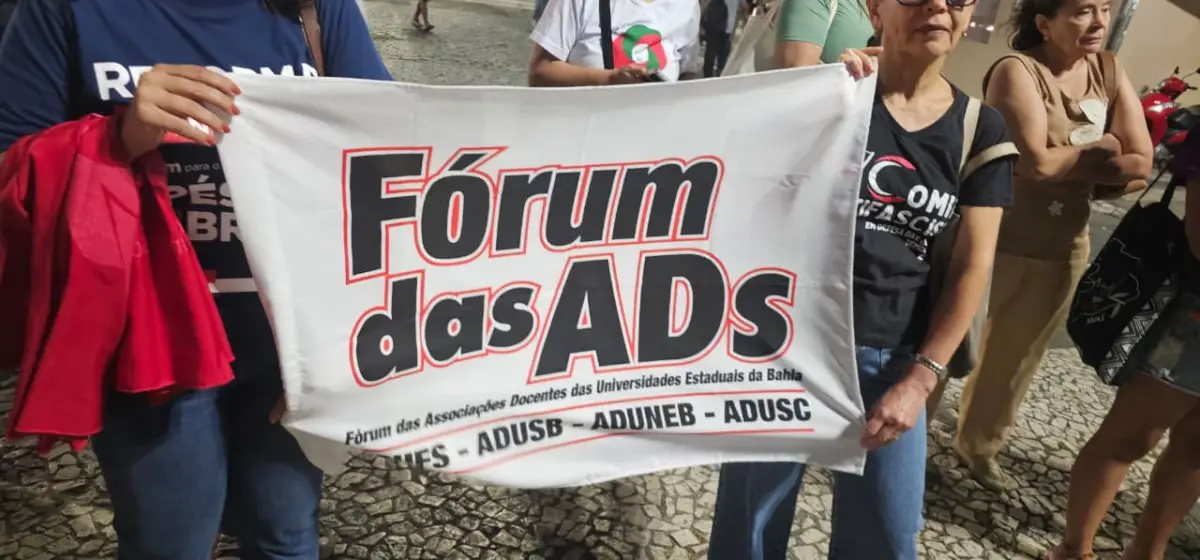 Manifestantes em Feira de Santana protestam contra o genocídio da população negra