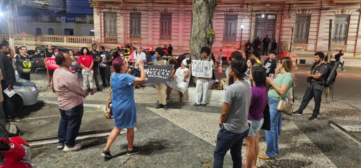 Manifestantes em Feira de Santana protestam contra o genocídio da população negra Manifestantes em Feira de Santana protestam contra o genocídio da população negra