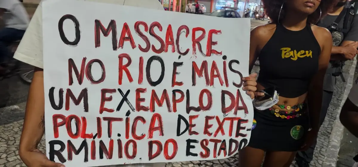 Manifestantes em Feira de Santana protestam contra o genocídio da população negra