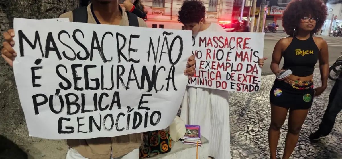 Manifestantes em Feira de Santana protestam contra o genocídio da população negra