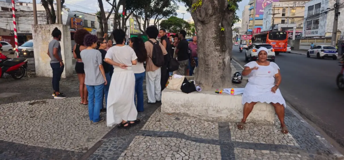 Manifestantes em Feira de Santana protestam contra o genocídio da população negra