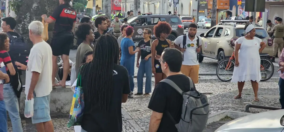 Manifestantes em Feira de Santana protestam contra o genocídio da população negra