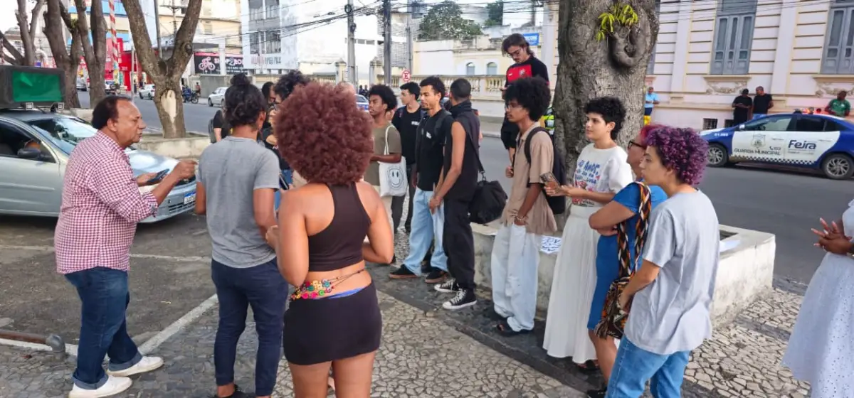 Manifestantes em Feira de Santana protestam contra o genocídio da população negra