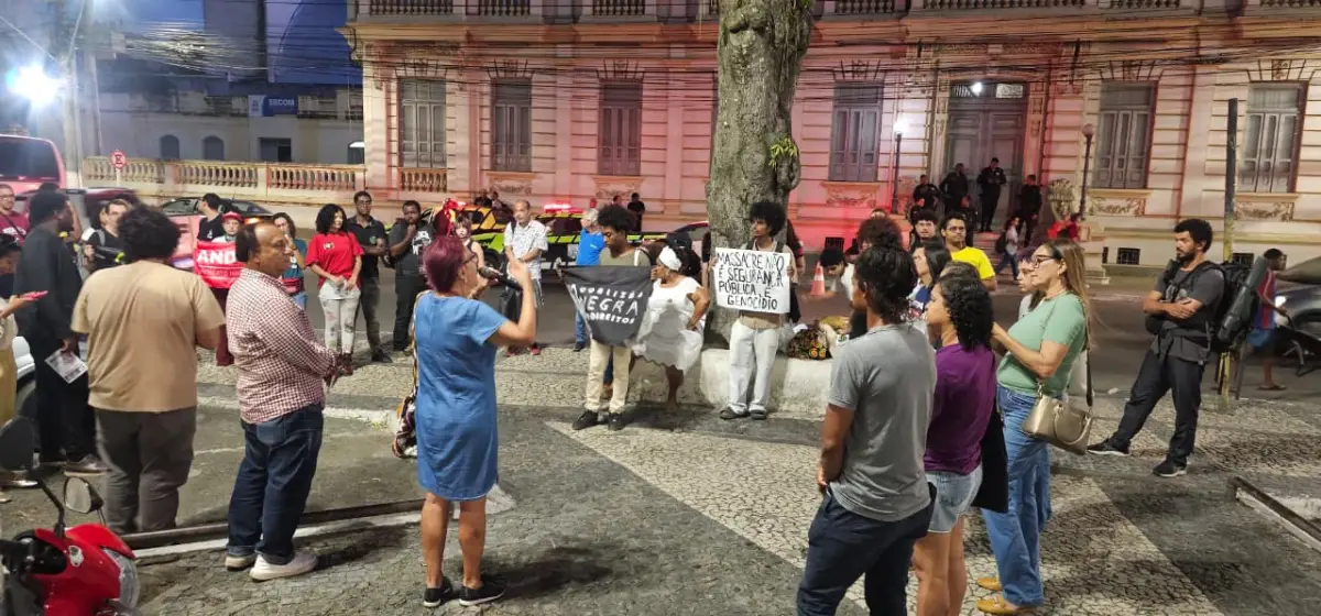 Manifestantes em Feira de Santana protestam contra o genocídio da população negra