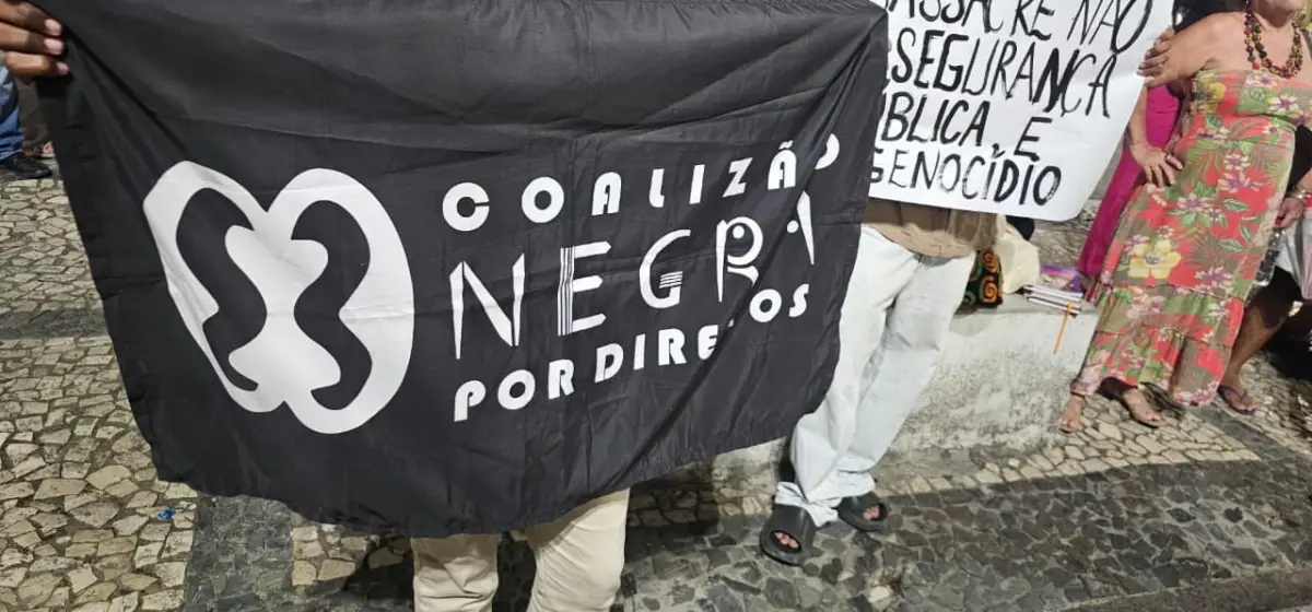 Manifestantes em Feira de Santana protestam contra o genocídio da população negra