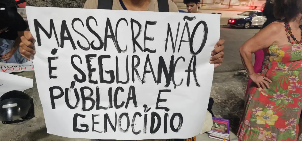 Manifestantes em Feira de Santana protestam contra o genocídio da população negra Manifestantes em Feira de Santana protestam contra o genocídio da população negra