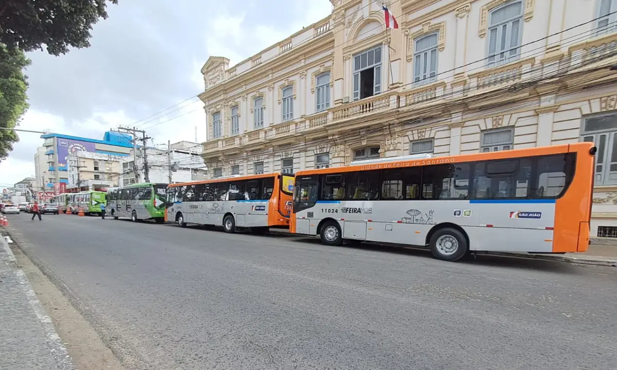 Prefeitura entrega mais cinco ônibus; coletivos vão abastecer região da Artêmia Pires, em Feira de Santana