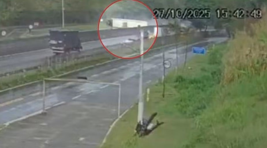 Ônibus com torcedores do Flamengo tomba no RJ