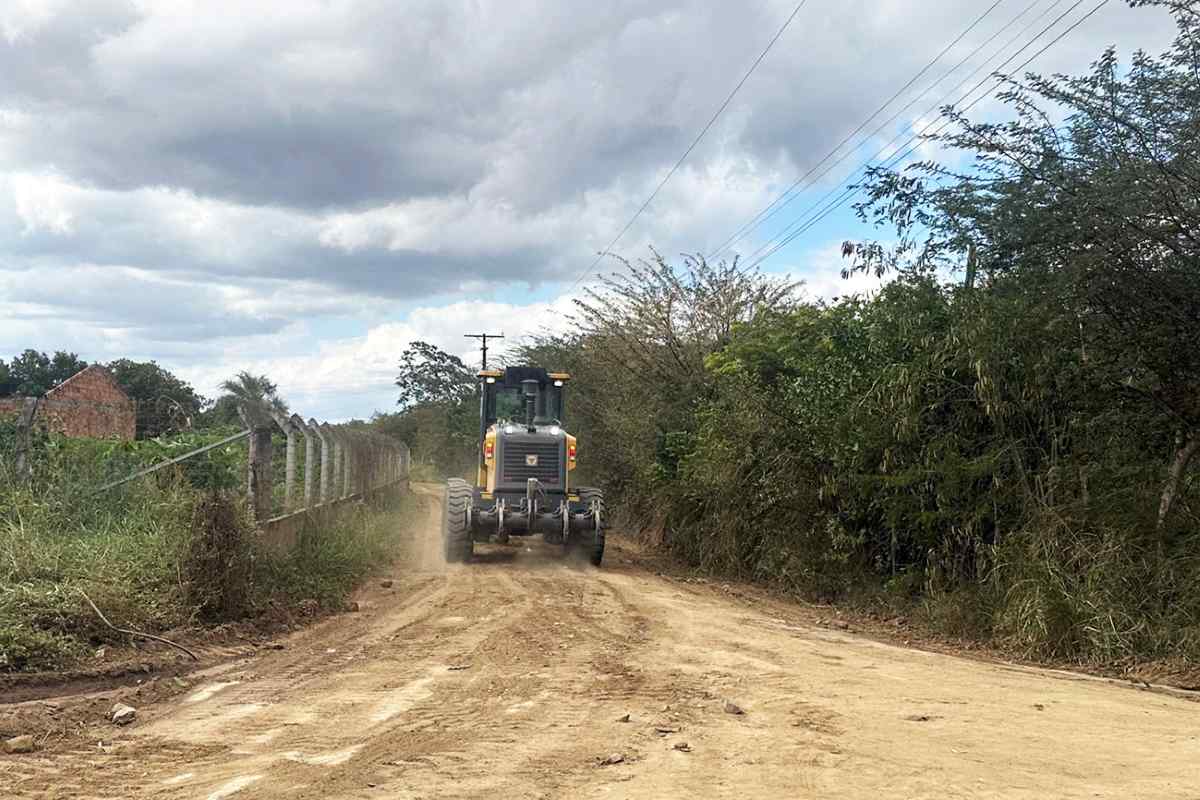 Manutenção de estradas na zona rural de Feira de Santana é retomada após frente fria