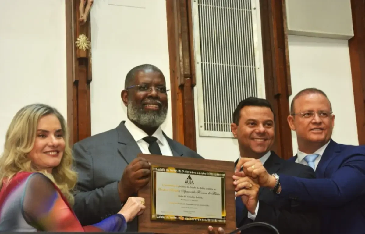 Péricles recebe Título de Cidadão Baiano e é homenageado por amigos e familiares na Alba