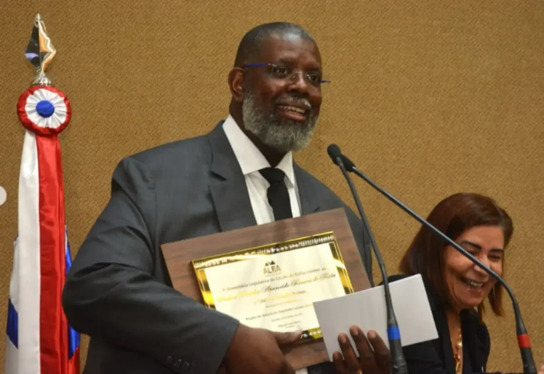 Péricles recebe Título de Cidadão Baiano e é homenageado por amigos e familiares na Alba