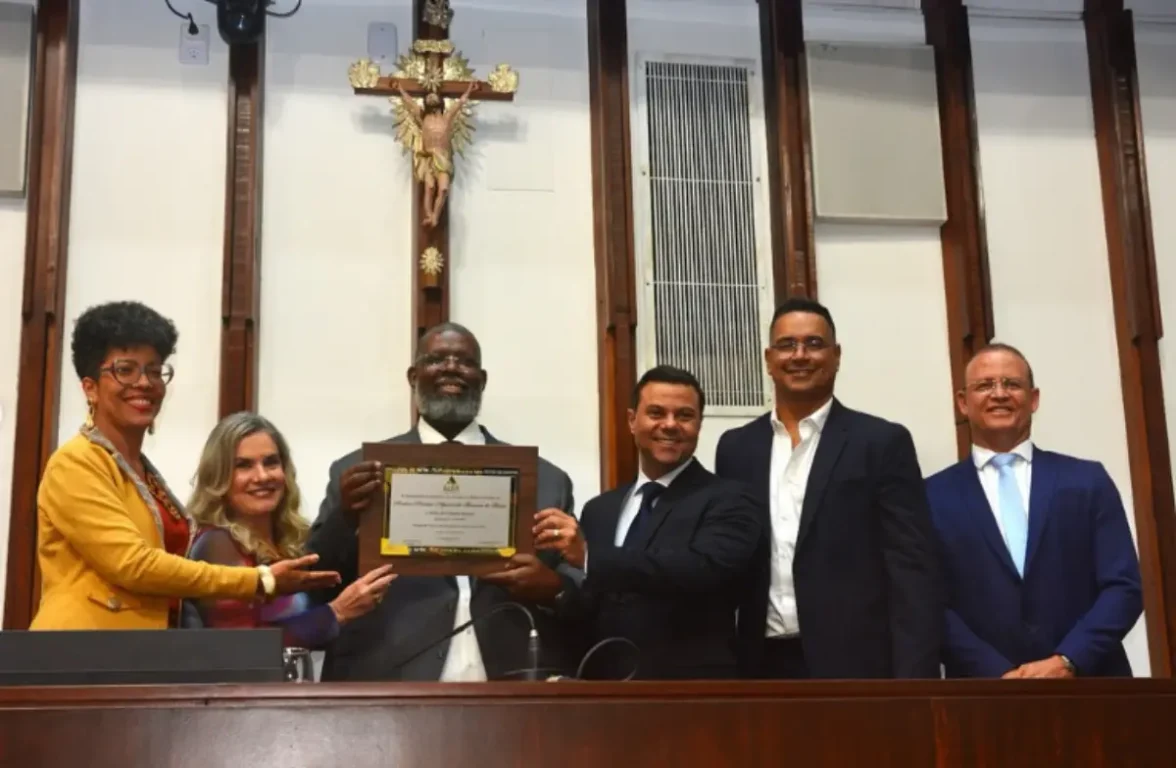 Péricles recebe Título de Cidadão Baiano e é homenageado por amigos e familiares na Alba