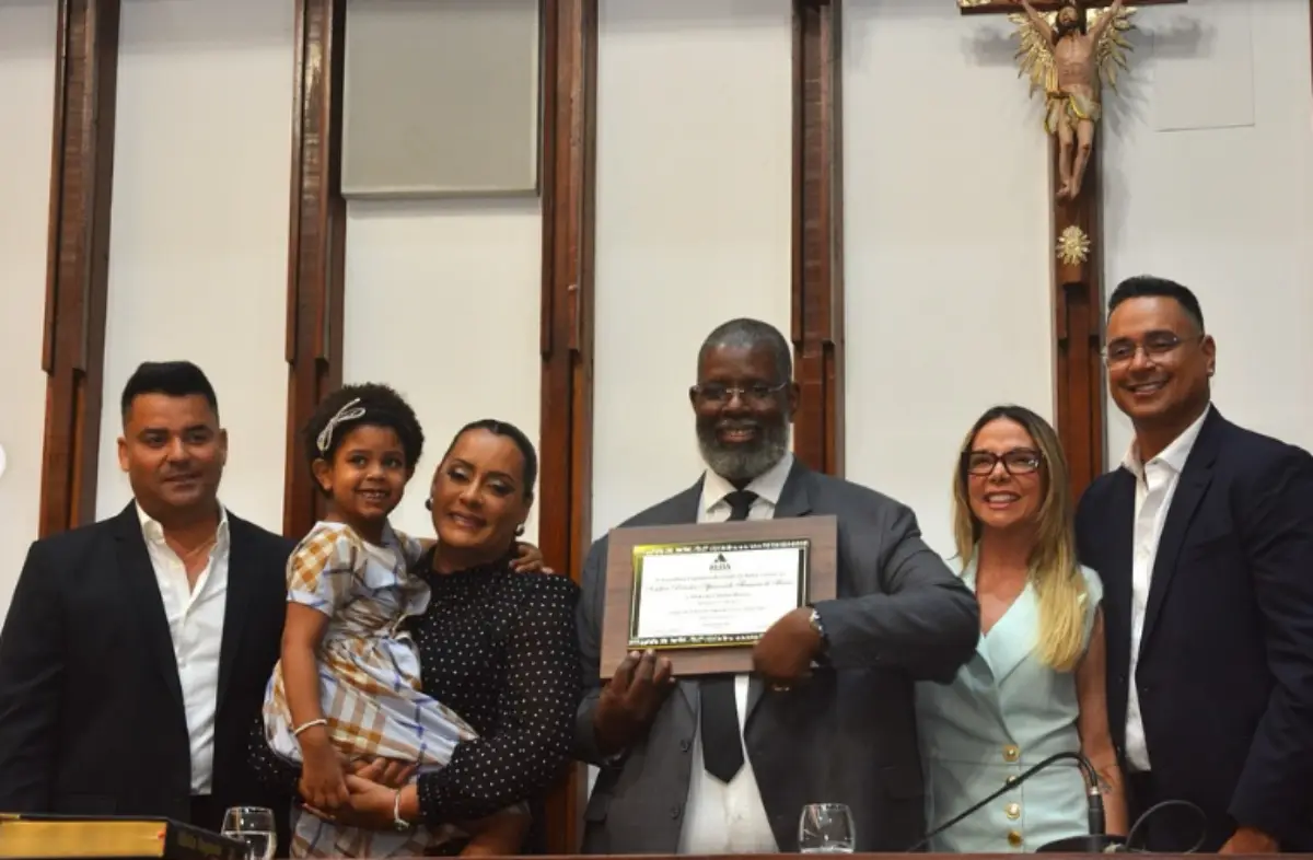 Péricles recebe Título de Cidadão Baiano e é homenageado por amigos e familiares na Alba