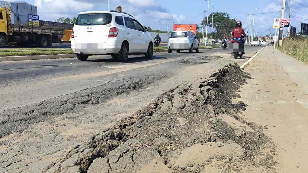 Problemas antigos: buracos geram transtornos em rua do bairro Papagaio