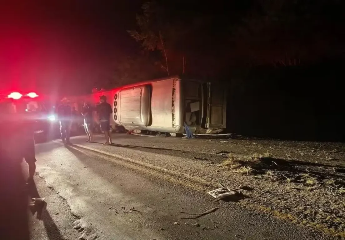 Acidente com ônibus de turismo deixa 13 mortos na BR-423, em Pernambuco; veículo voltava da Bahia