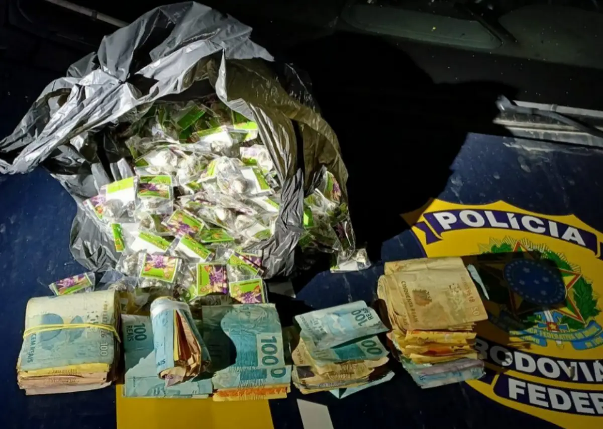 Homem perde controle do carro ao tentar se livrar de droga avaliada em R$ 80 mil e acaba preso em Eunápolis