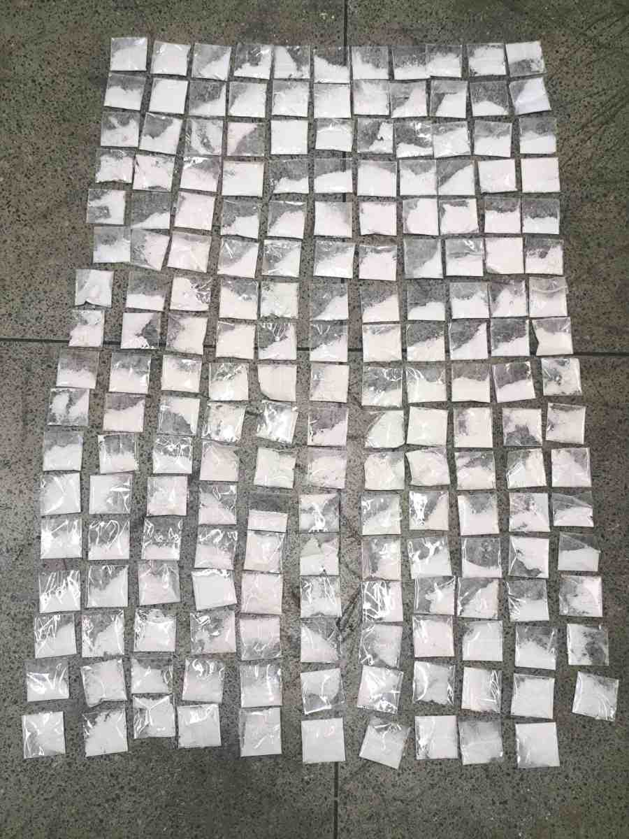 PM apreende 186 papelotes de cocaína no distrito de Humildes em Feira de Santana