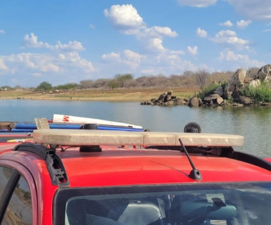 Bombeiros resgatam corpo de jovem na Barragem do Rodeadouro, em Uauá
