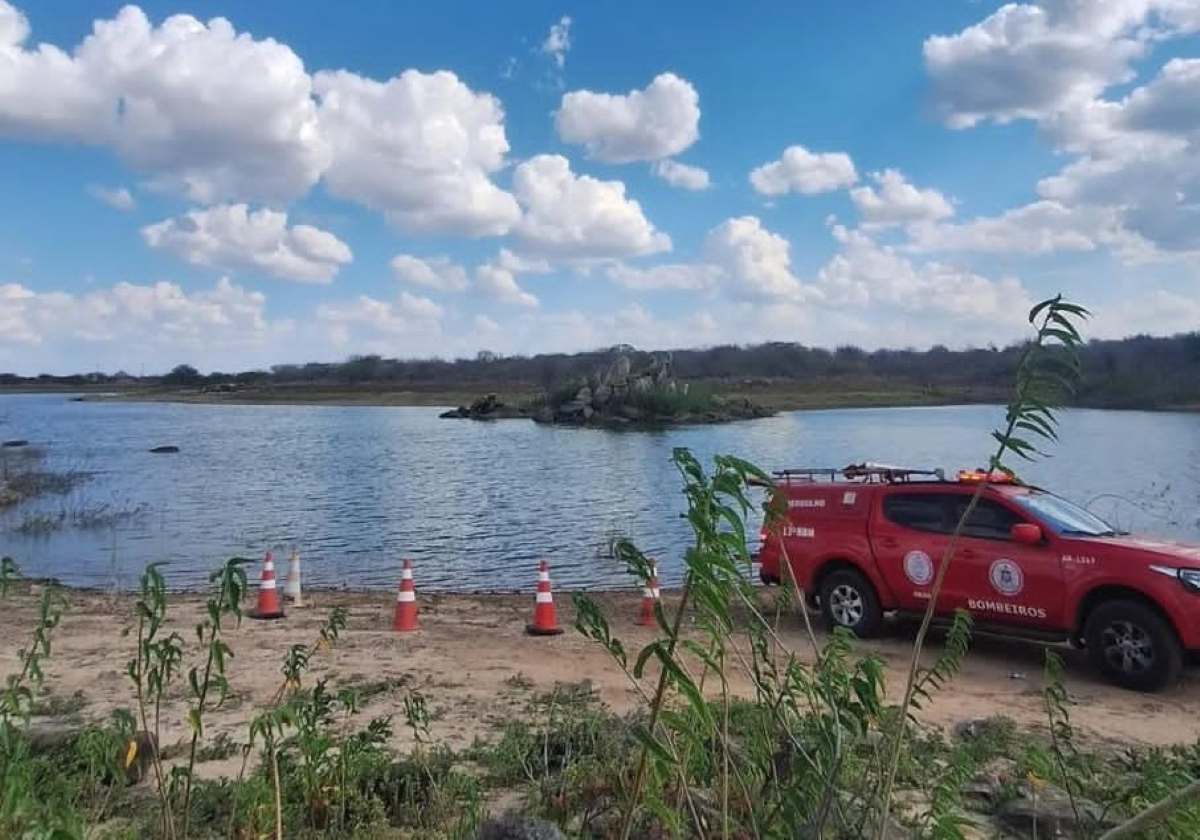 Bombeiros resgatam corpo de jovem na Barragem do Rodeadouro, em Uauá
