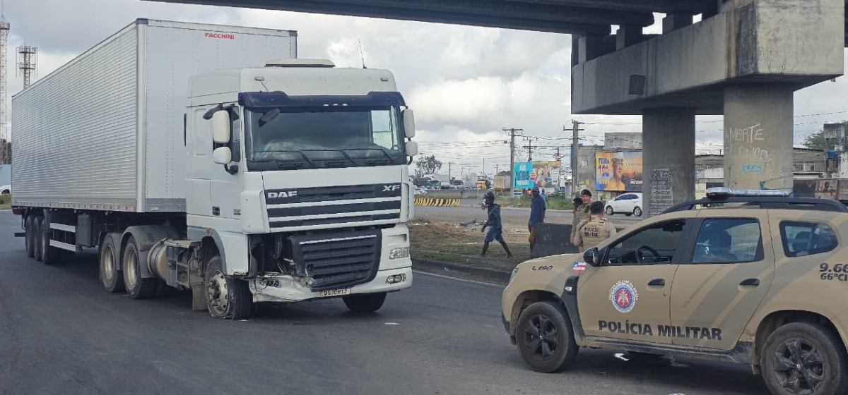 Carreta na contramão trava trânsito no viaduto da Cidade Nova; condutor apresentou resistência na abordagem