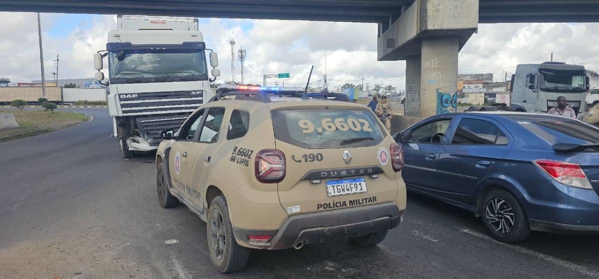 Carreta na contramão trava trânsito no viaduto da Cidade Nova; condutor apresentou resistência na abordagem