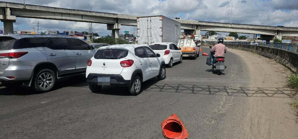Carreta na contramão trava trânsito no viaduto da Cidade Nova; condutor apresentou resistência na abordagem