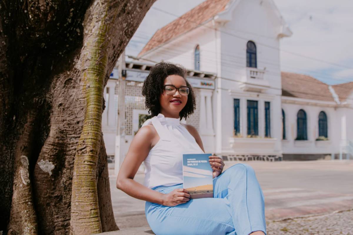 Escritora de Serrinha estreia na Flica com a obra 'Um punhado de poesia: daqui, de lá'