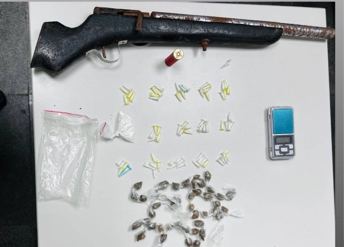 Drogas e arma são apreendidos no bairro aviário; suspeitos fugiram ao notarem a presença da PM