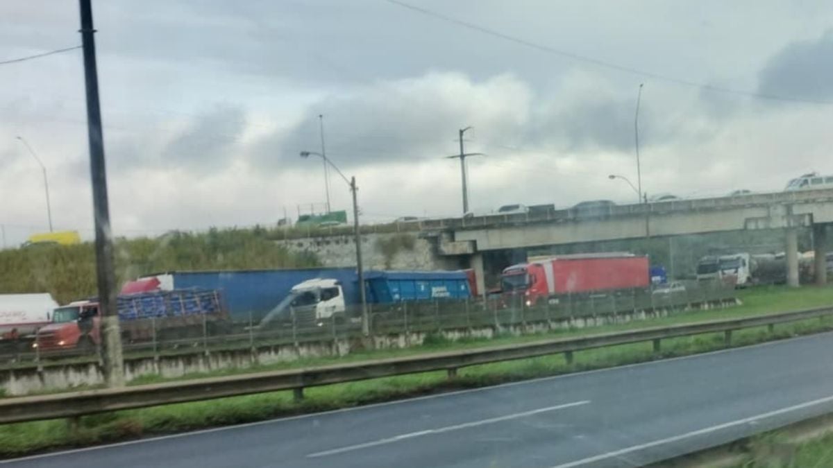 Engarrafamento na BR-324, faixa sentido Feira de Santana - Salvador