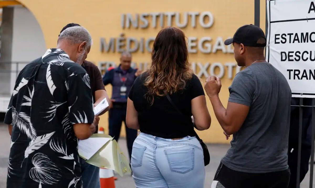Famílias fazem cadastro para identificar corpos no IML do Rio