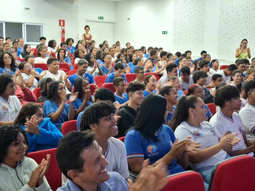 Espetáculo do Fenatifs é apresentado para alunos em colégio estadual em Feira de Santana