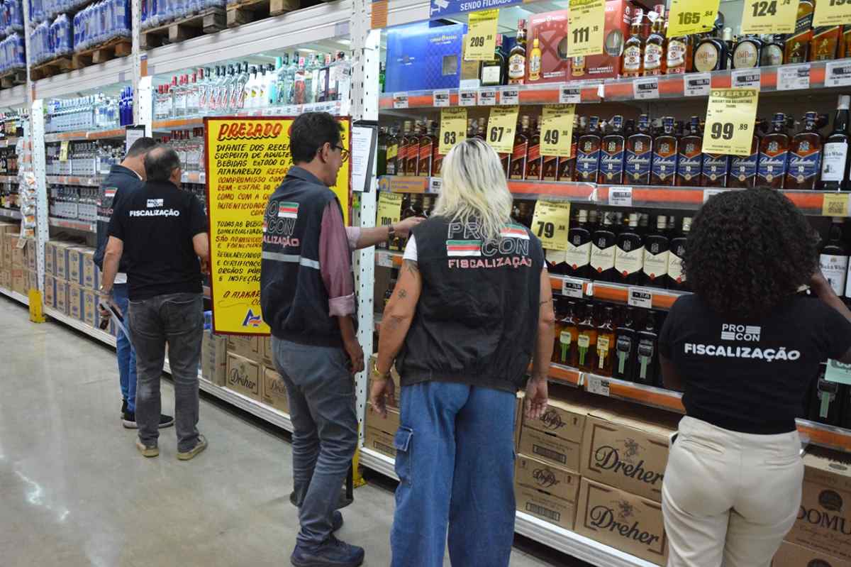 Procon reforça fiscalização de bebidas alcoólicas e encontra pendências em estabelecimentos