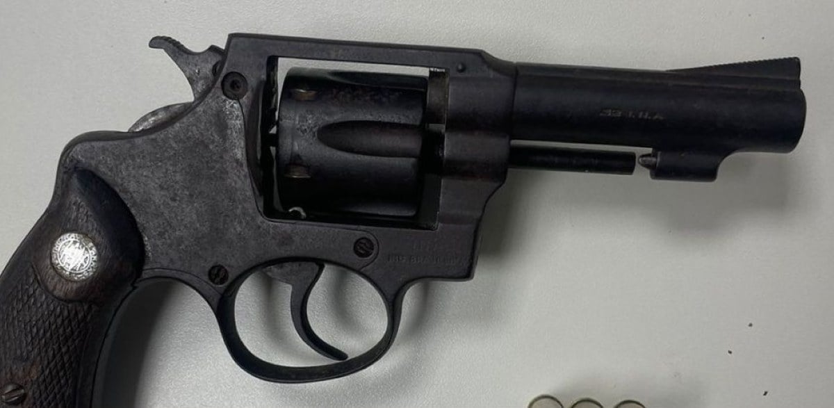 Homem é preso por porte ilegal de arma em Feira de Santana