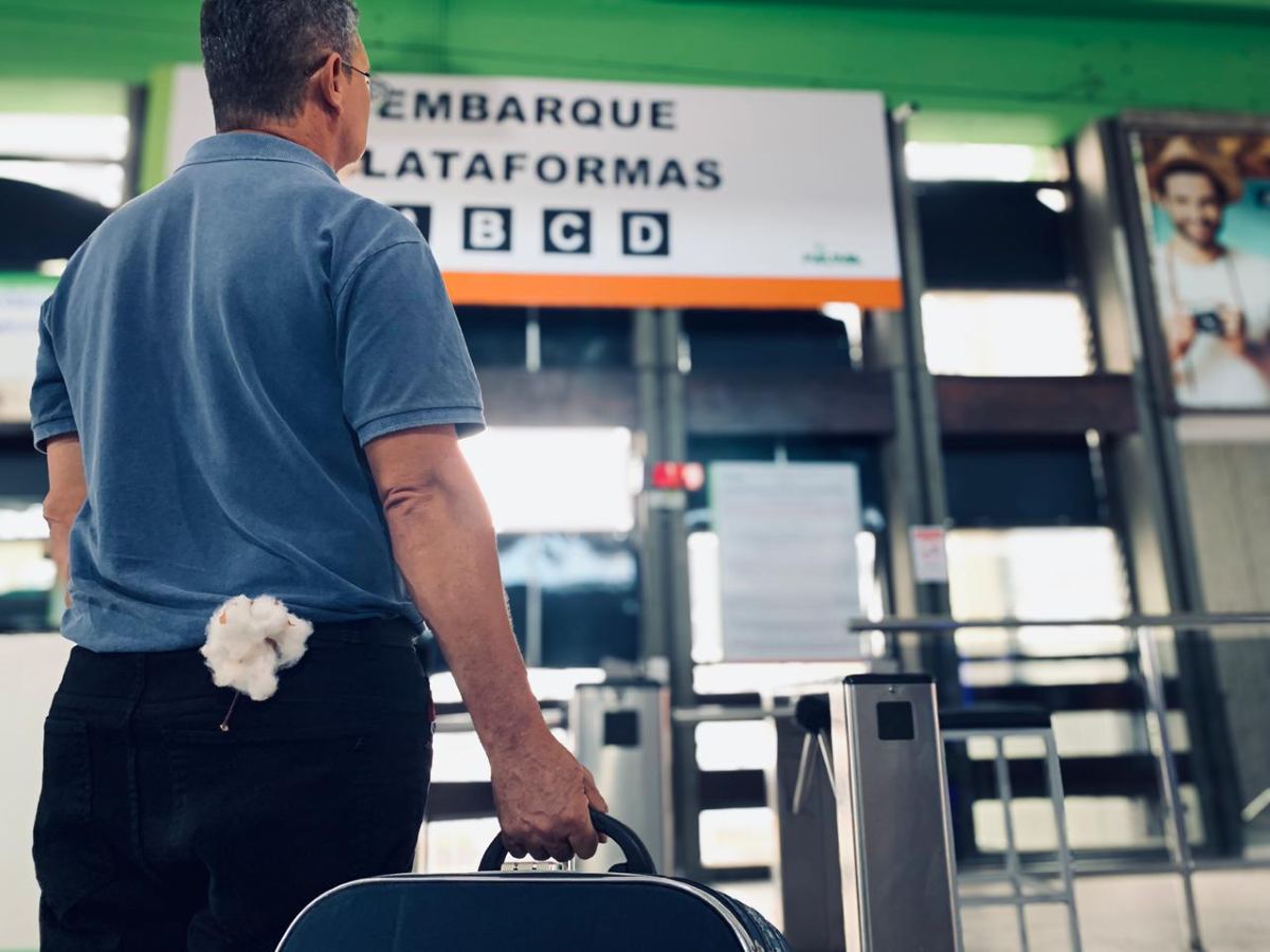 homem viajando com algodão