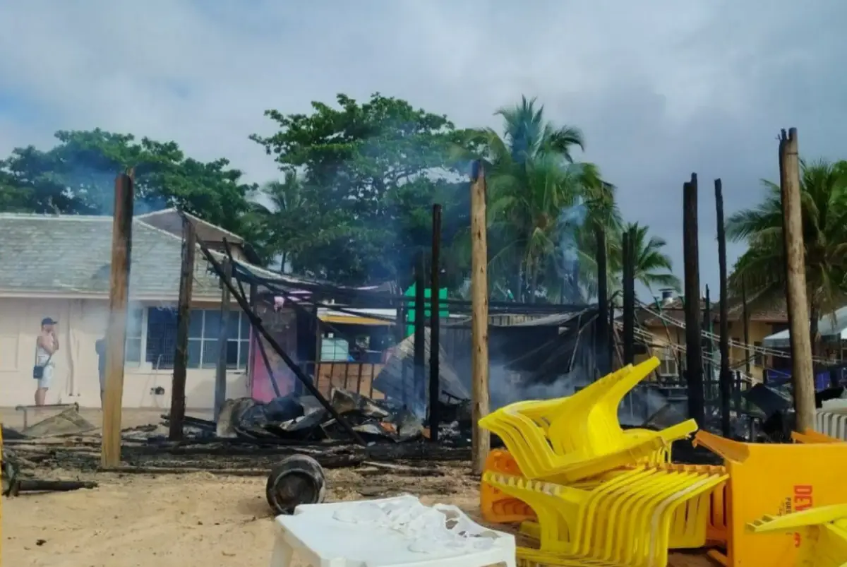 Incêndio destrói barracas de ambulantes em praia de Porto Seguro