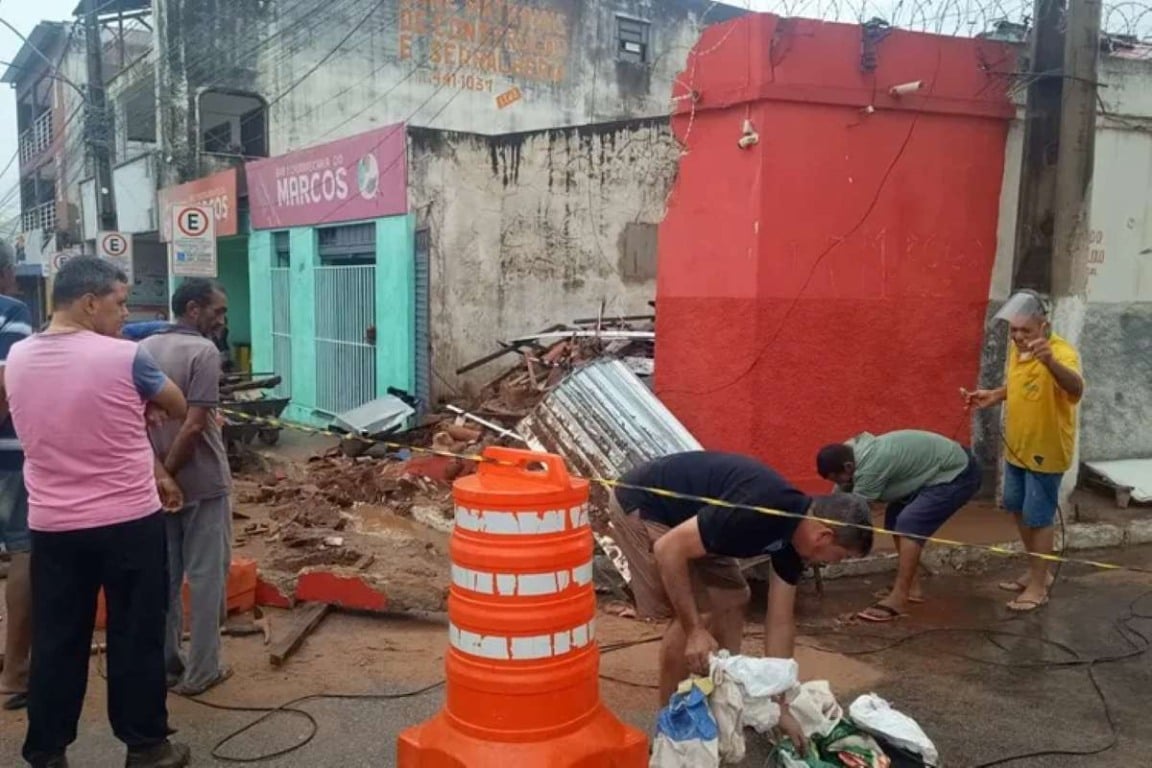Loja de eletrônicos desaba durante temporal em Brumado