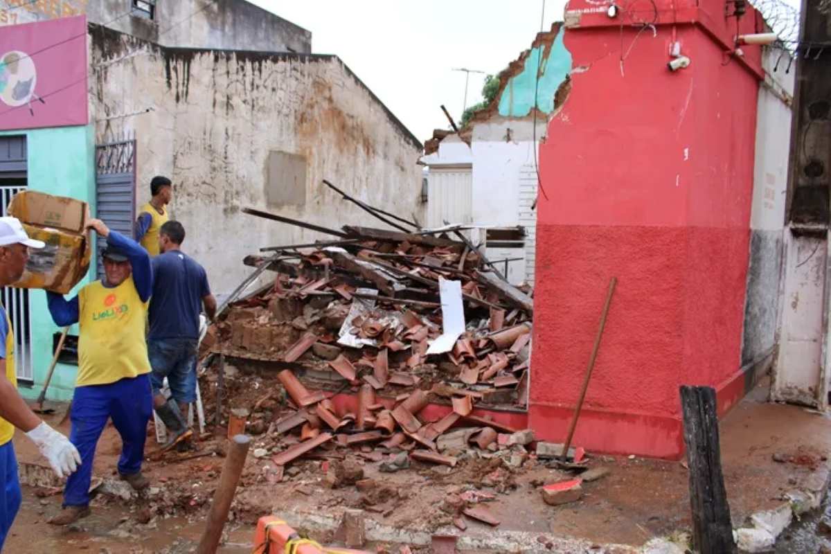 Loja de eletrônicos desaba durante temporal em Brumado