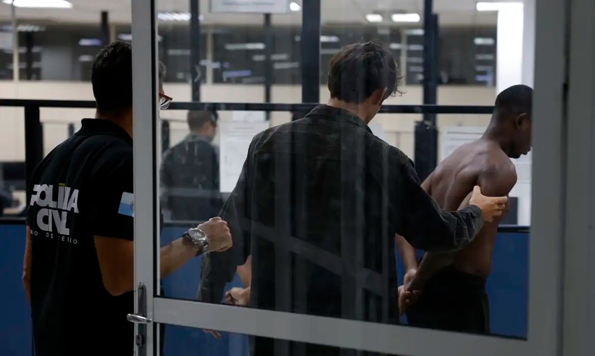 Megaoperação no Rio alcança 20 dos 100 alvos previstos em mandados de prisão