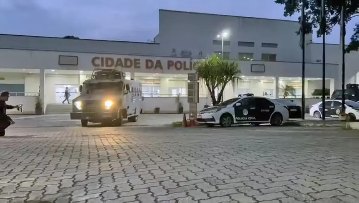 Quatro pessoas morrem em megaoperação no Rio de Janeiro; polícias tentam prender 100 integrantes de facção