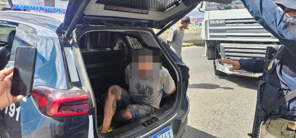 Carreta na contramão trava trânsito no viaduto da Cidade Nova; condutor apresentou resistência na abordagem