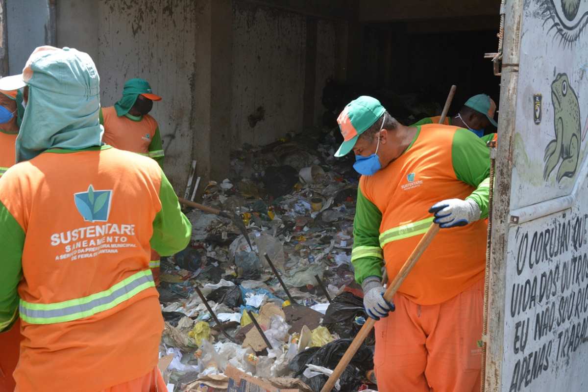 Mutirão de limpeza é realizado em imóvel de idoso com síndrome do acumulador no Conjunto Feira VI