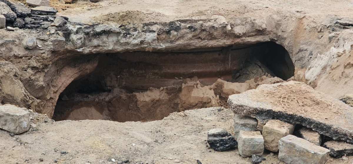 Trânsito na Rua Conselheiro Franco é interrompido para obras de reparação em buraco que surgiu na via