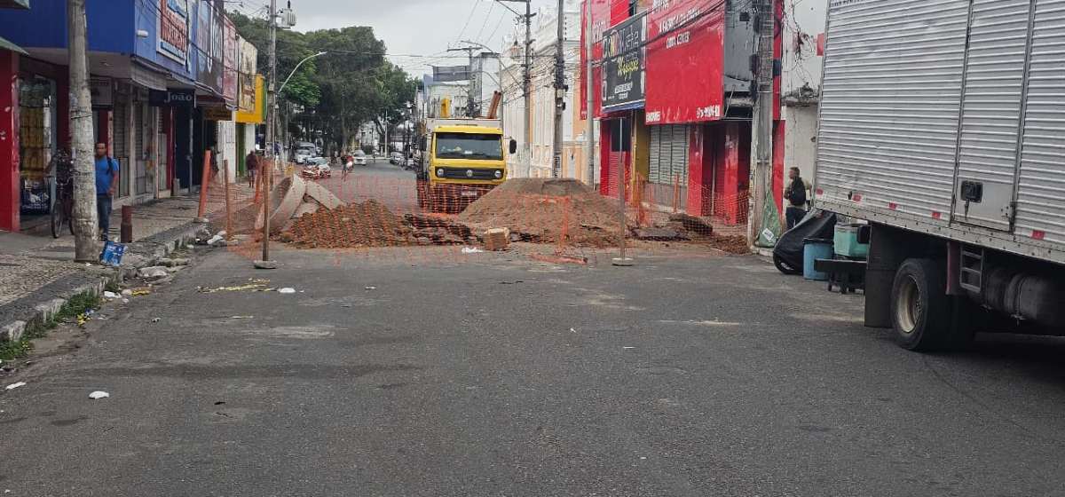 Trânsito na Rua Conselheiro Franco é interrompido para obras de reparação em buraco que surgiu na via