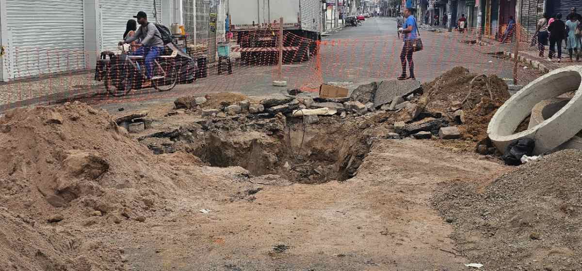 Trânsito na Rua Conselheiro Franco é interrompido para obras de reparação em buraco que surgiu na via