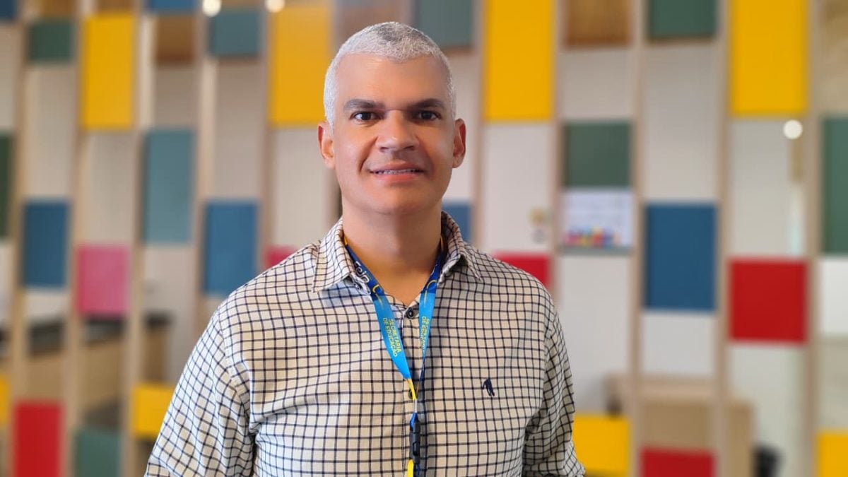 Prefeitura realiza entrega de 20 óculos com tecnologia assistiva para alunos com deficiência visual em Feira de Santana