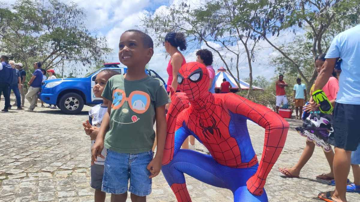 Longe das telas e mais perto da natureza; crianças aproveitam dia de brincadeiras ao ar livre no Parque da Cidade