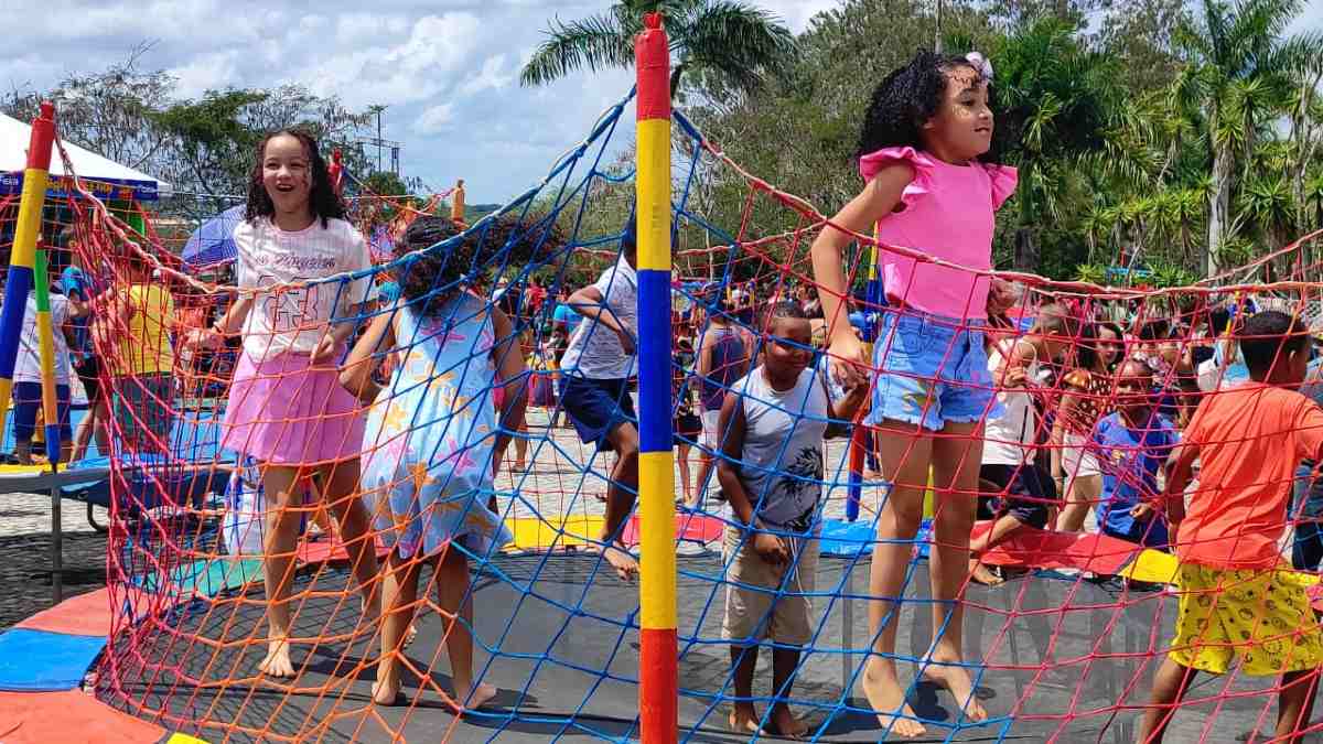 Longe das telas e mais perto da natureza; crianças aproveitam dia de brincadeiras ao ar livre no Parque da Cidade