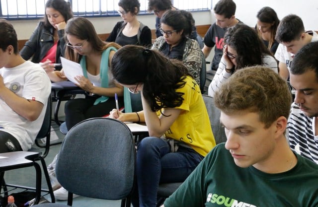 Uefs divulga edital de concurso público para professor