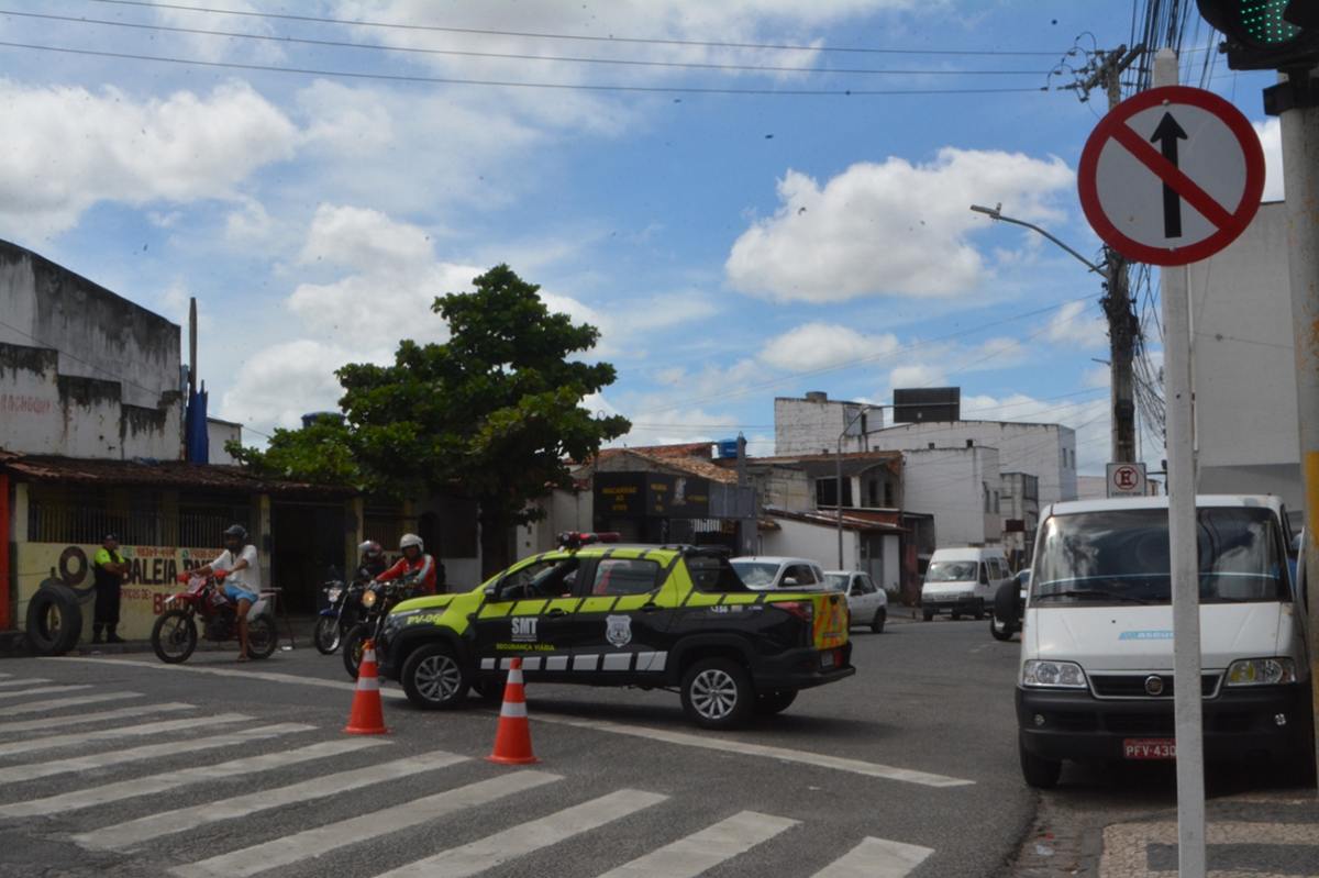 Trecho da rua Papa João XXIII no centro de Feira de Santana passa a ter mão única